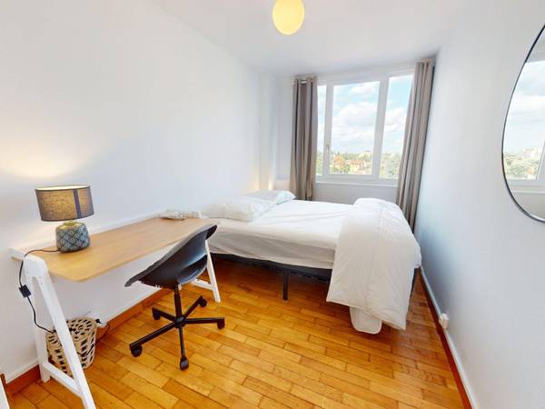 Colocation / Appartement 5 pièces de 72 m², Bron, Rue Édouard Branly / Photo 2