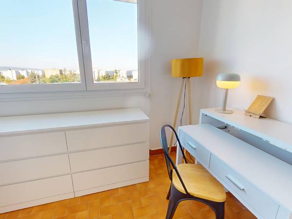 Colocation / Appartement 4 pièces de 68 m², Bron, Rue Nungesser Et Coli / Photo 2