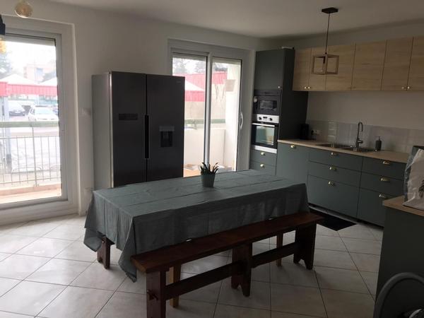 Colocation / Appartement 5 pièces de 98 m², Bron, Avenue du 8 Mai 1945 / Photo 2