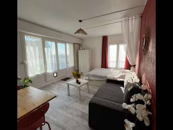 Location / Studio de 28 m², Suresnes, Rue Roger Salengro / Photo 2