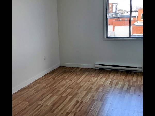 Colocation / Immeuble 3 pièces de 100 m², Longueuil, Rue Saint-Charles Ouest / Photo 2