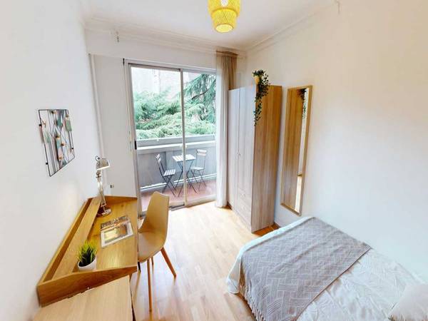 Colocation / Appartement 5 pièces de 110 m², Paris, Rue Guersant / Photo 2