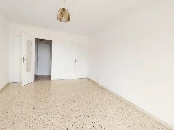 Location / Studio de 30 m², Nice, Rue Valentiny / Photo 2