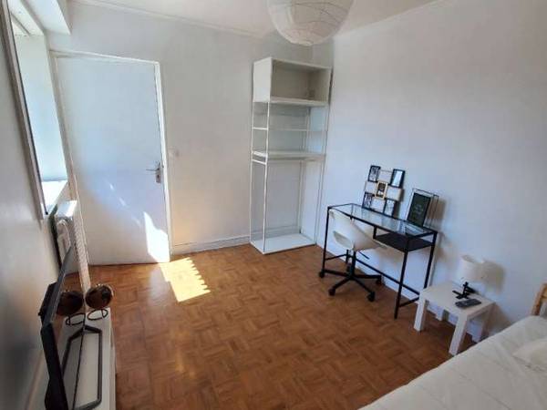 Colocation / Appartement 5 pièces de 90 m², Paris, Rue Eva Kotchever / Photo 2