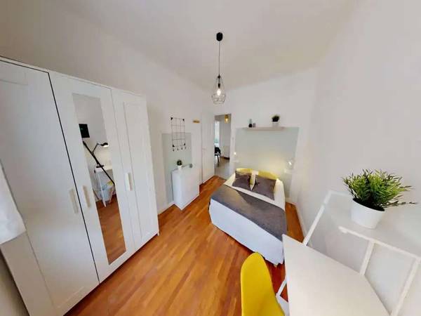 Colocation / Appartement 6 pièces de 66 m², Lyon, Grande Rue de la Guillotière / Photo 2