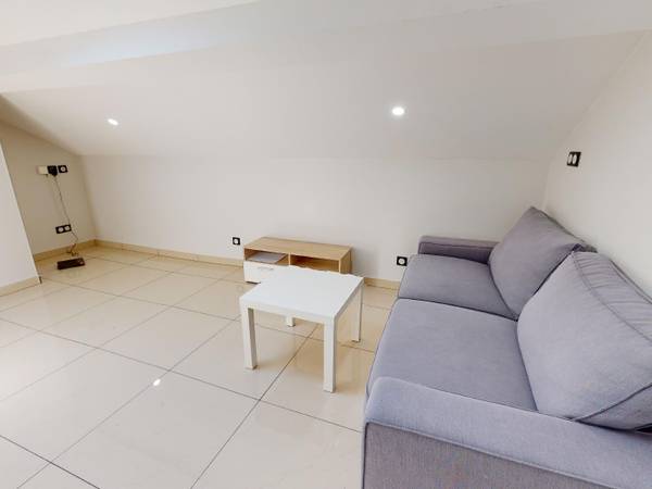 Location / Maison 1 pièce de 22 m², Vénissieux, Avenue Viviani / Photo 2