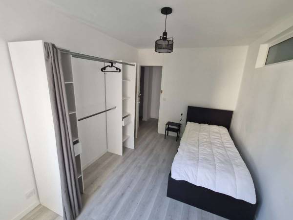 Colocation / Appartement 5 pièces de 90 m², Montigny-le-Bretonneux, Allée des Romarins / Photo 2