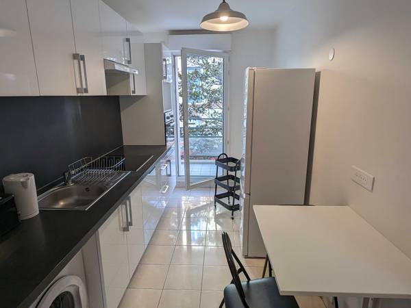 Colocation / Appartement 4 pièces de 87 m², Courbevoie, Rue Pierre Lhomme / Photo 2