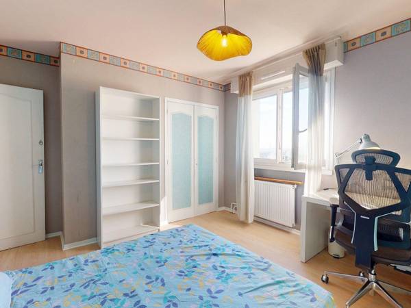 Colocation / Appartement 4 pièces de 68 m², Vénissieux, A Rue Ernest Renan / Photo 2
