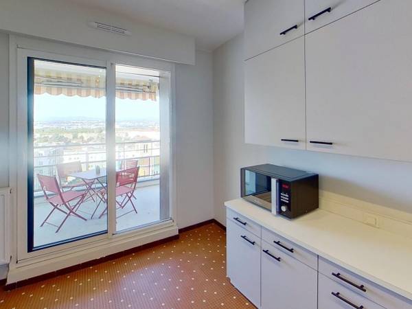 Colocation / Appartement 5 pièces de 80 m², Vénissieux, Rue Ernest Renan / Photo 2