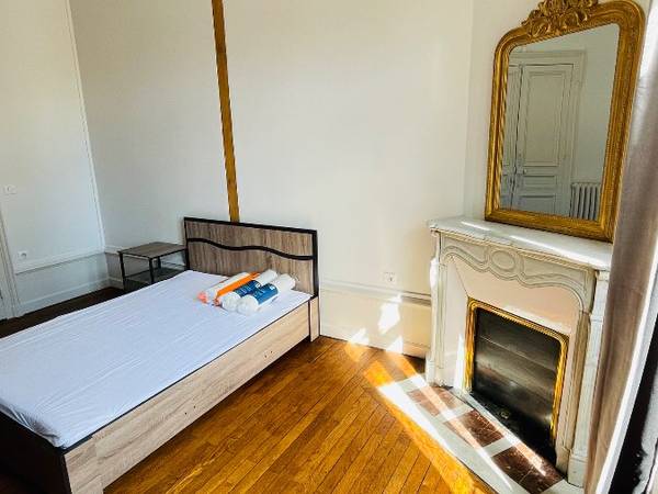 Colocation / Appartement 10 pièces de 197 m², Bourges, Place Planchat / Photo 2