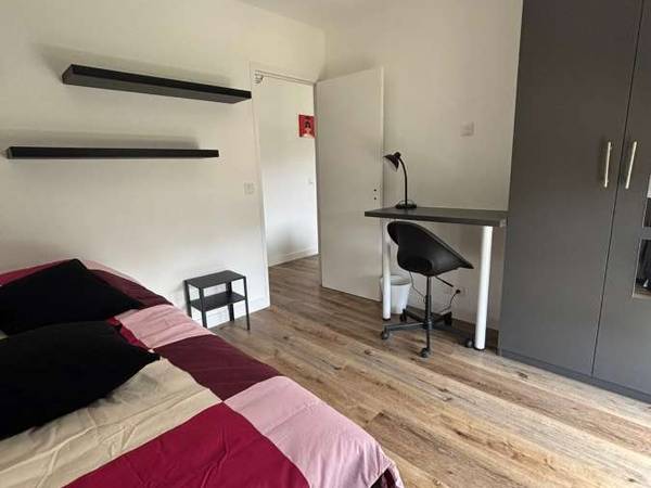 Colocation / Immeuble 5 pièces de 100 m², Évry-Courcouronnes, Square Zéphirin Camélinat / Photo 6