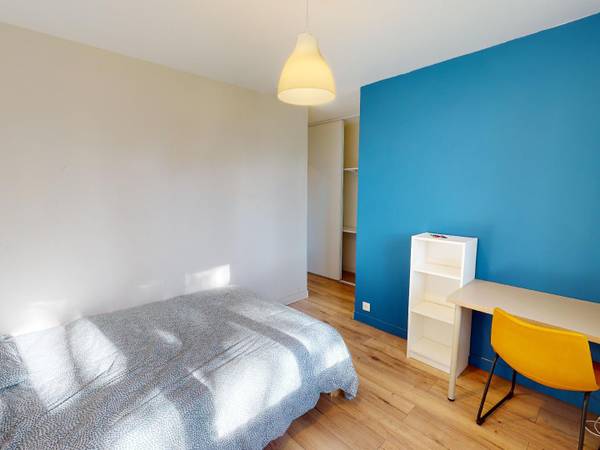 Colocation / Appartement 5 pièces de 83 m², Saint-Martin-d'Hères, Rue Honoré Daumier / Photo 2
