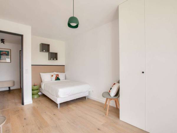 Colocation / Appartement 5 pièces de 76 m², Rueil-Malmaison, Rue Henri Sainte-Claire Deville / Photo 2
