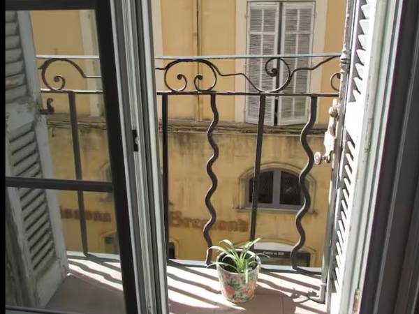 Location / Appartement 1 pièce de 30 m², Aix-en-Provence, Rue d'Italie / Photo 2