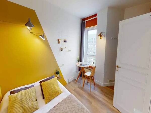 Colocation / Appartement 7 pièces de 107 m², Courbevoie, Rue de Bezons / Photo 2