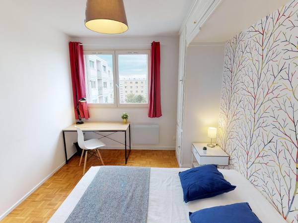 Colocation / Appartement 6 pièces de 105 m², Saint-Priest, Rue d'Arsonval / Photo 2