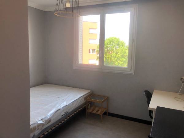 Colocation / Appartement 5 pièces de 70 m², Saint-Martin-d'Hères, Impasse du Pontet / Photo 2