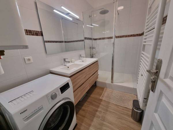 Colocation / Appartement 4 pièces de 74 m², Marseille, Rue Docteur Escat / Photo 2