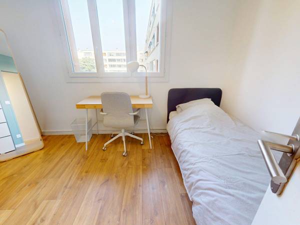Colocation / Appartement 4 pièces de 57 m², Vénissieux, Boulevard Irène Joliot-Curie / Photo 2
