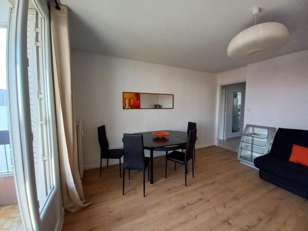Location / Appartement 4 pièces de 74 m², Villeurbanne, Rue Charrin / Photo 2