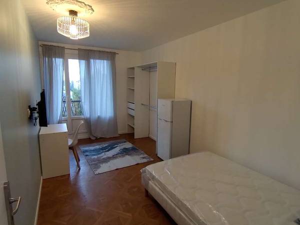 Colocation / Appartement 6 pièces de 100 m², Neuilly-sur-Marne, Avenue du 8 Mai 1945 / Photo 2