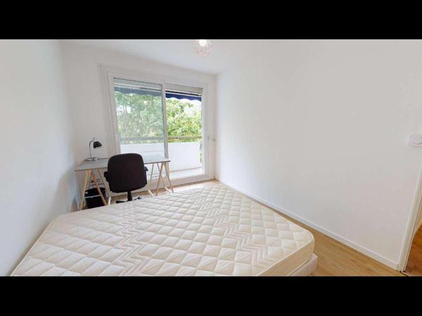 Colocation / Appartement 5 pièces de 84 m², Bron, Avenue du 8 Mai 1945 / Photo 2