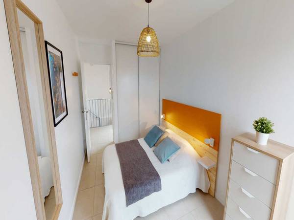 Colocation / Appartement 6 pièces de 140 m², Nanterre, Boulevard de Pesaro / Photo 2