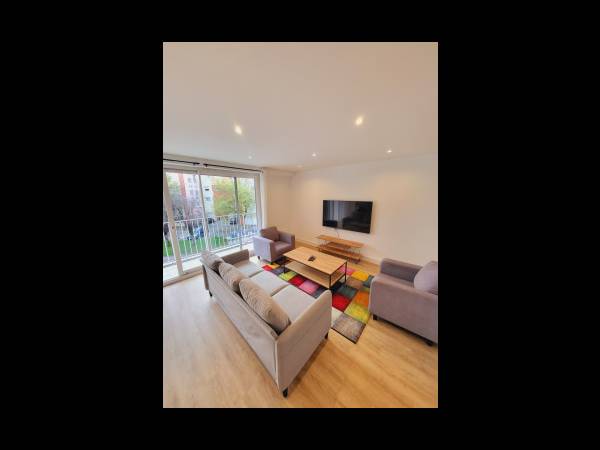 Colocation / Appartement 5 pièces de 107 m², Laval, Rue Marceau / Photo 2