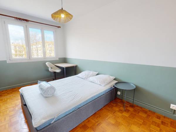 Colocation / Appartement 4 pièces de 68 m², Bron, Avenue Pierre Brossolette / Photo 2