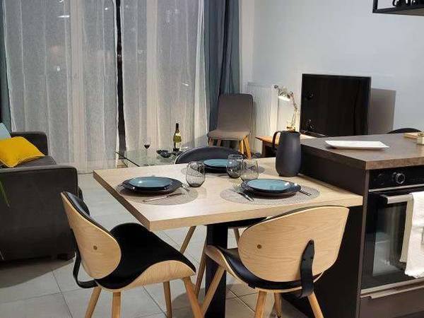 Location / Appartement 3 pièces de 65 m², Bron, Rue Julien Baudrand / Photo 2
