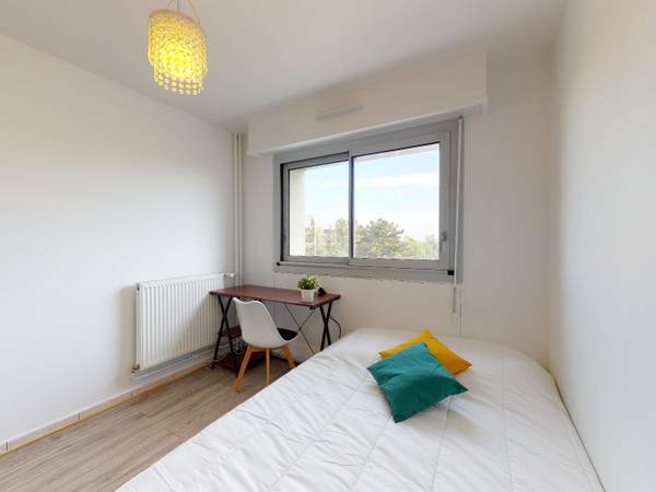 Colocation / Appartement 6 pièces de 95 m², Vénissieux, Avenue Marcel Cachin / Photo 2