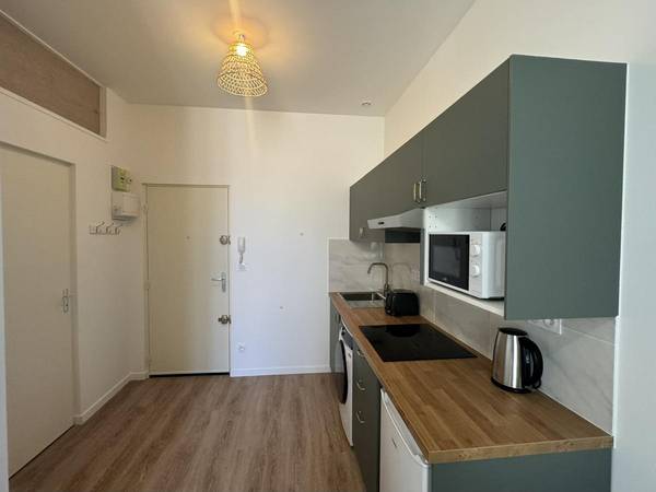 Location / Appartement 1 pièce de 21 m², Marseille, Rue Sainte-Sophie / Photo 2