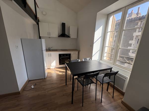 Location / Appartement 1 pièce de 21 m², Poitiers, Rue de la Cueille Mirebalaise / Photo 2