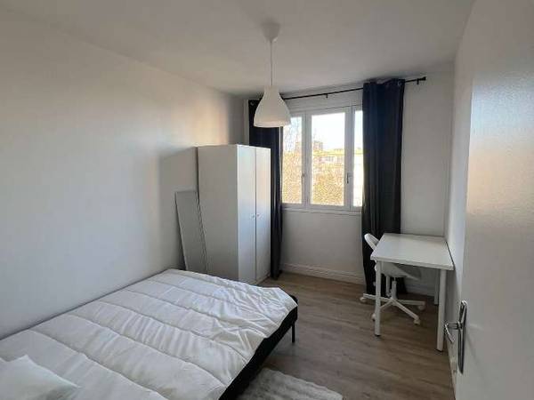 Colocation / Appartement 5 pièces de 68 m², Bron, Avenue Pierre Brossolette / Photo 2