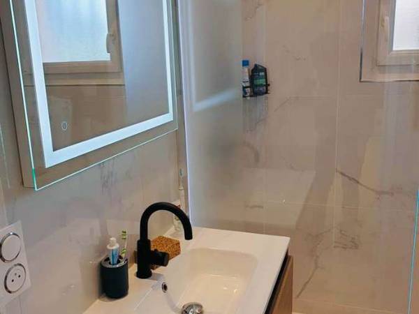 Colocation / Appartement 4 pièces de 65 m², Bron, Rue Pierre Curie / Photo 2