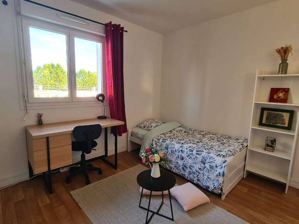 Colocation / Appartement 4 pièces de 76 m², Noisy-le-Grand, Rue Charles Pranard / Photo 2