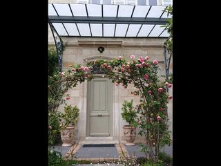 Room in a live-in landlord's home / 6 rooms house · 190 m², Bordeaux, Rue Baudrimont