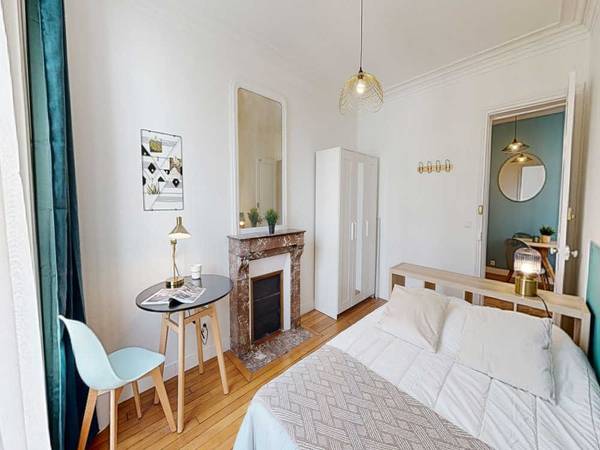 Colocation / Appartement 9 pièces de 160 m², Paris, Rue des Cloys / Photo 2