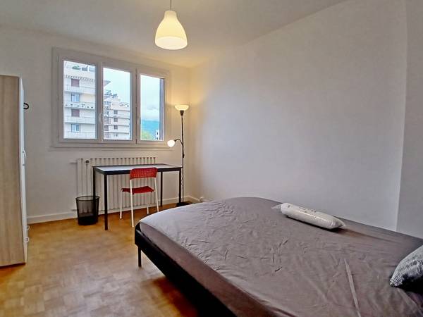 Colocation / Appartement 6 pièces de 100 m², Grenoble, Rue du Docteur Schweitzer / Photo 2