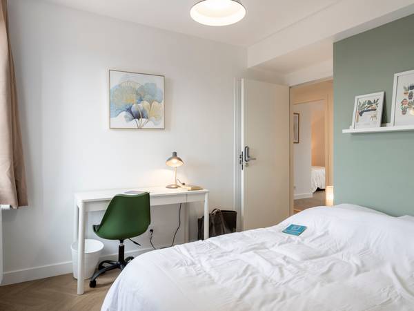Colocation / Maison 16 pièces de 356 m², Bron, Rue des Roses / Photo 2