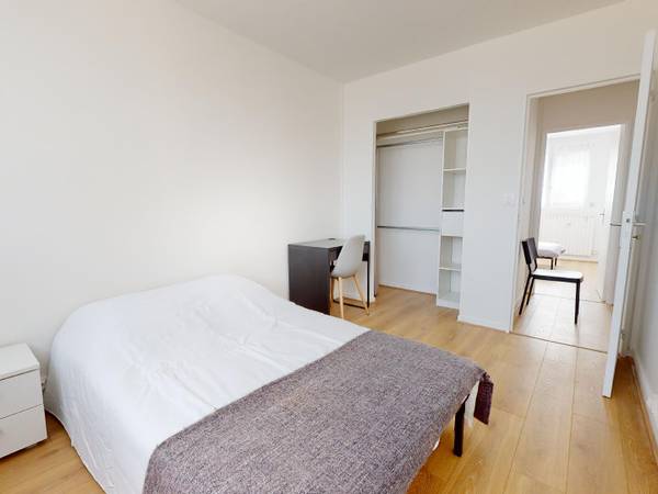 Colocation / Appartement 5 pièces de 68 m², Bron, B Avenue Pierre Brossolette / Photo 2