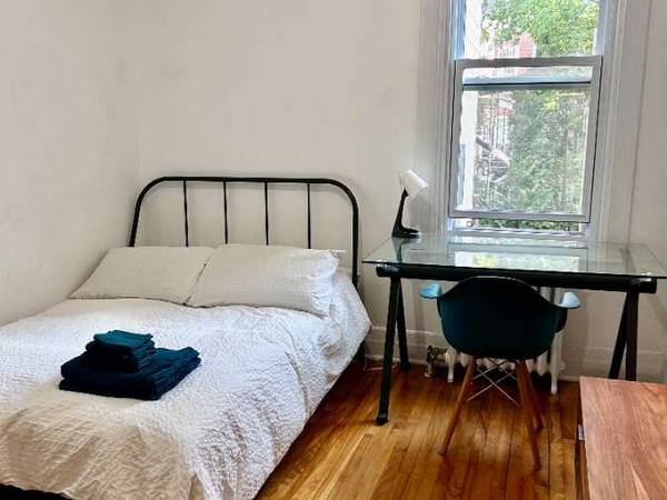 Chambre pour étudiant / Duplex 4 pièces de 100 m², Montréal, Rue Fortune / Photo 2