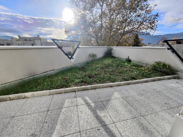 Colocation / Appartement 4 pièces de 89 m², Saint-Martin-d'Hères, Rue Edmond Rostand / Photo 2