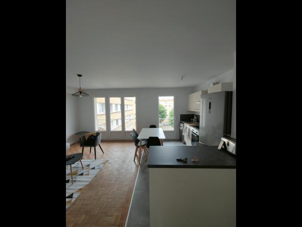 Colocation / Appartement 5 pièces de 82 m², Bron, Avenue Pierre Brossolette / Photo 2