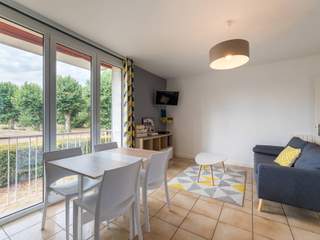 Room in a live-in landlord's home / 1 room apartment, Talence