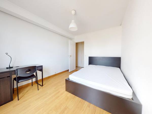 Colocation / Appartement 5 pièces de 98 m², Cergy, Rue des Linandes Vertes / Photo 2