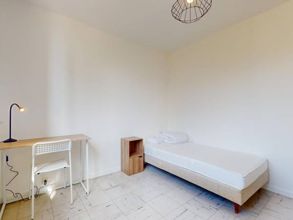 Colocation / Appartement 6 pièces de 110 m², Grenoble, Rue Claude Kogan / Photo 2