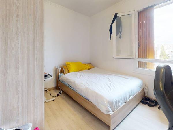 Colocation / Appartement 6 pièces de 77 m², Vénissieux, Rue des Martyrs de la Résistance / Photo 2