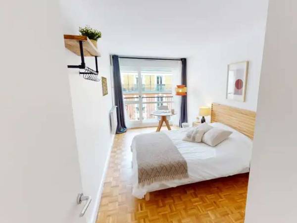 Colocation / Appartement 7 pièces de 107 m², Paris, Rue Tiphaine / Photo 2